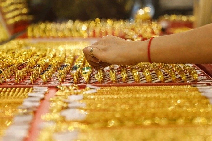 Giá vàng trong nước tăng chóng mặt, lên trên 72 triệu đồng/lượng