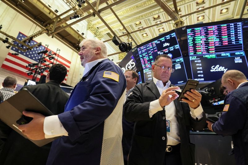 Các trader làm việc tại sàn giao dịch chứng khoán New York Stock Exchange (NYSE), Mỹ