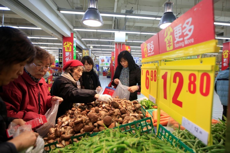 Người dân mua sắm tại một siêu thị ở Thượng Hải, Trung Quốc
