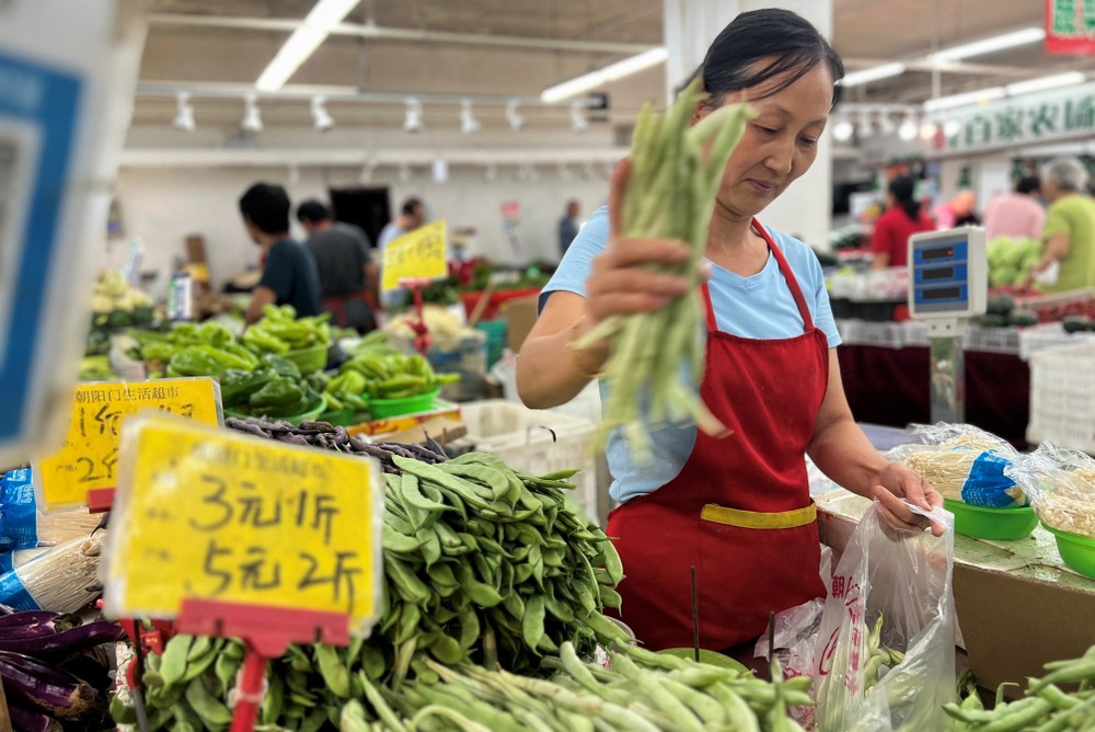 Một hàng bán rau xanh tại khu chợ ướt ở thủ đô Bắc Kinh, Trung Quốc