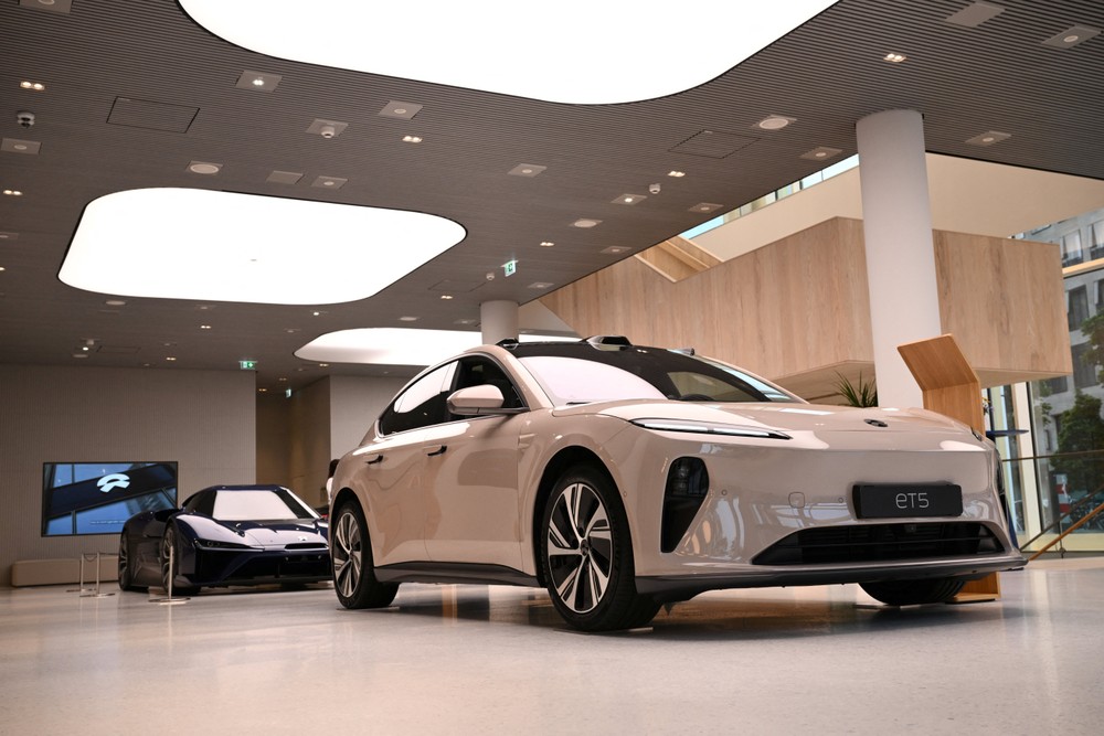 Hai mẫu xe điện Nio được trưng bày tại showroom NIO House ở Berlin, Đức