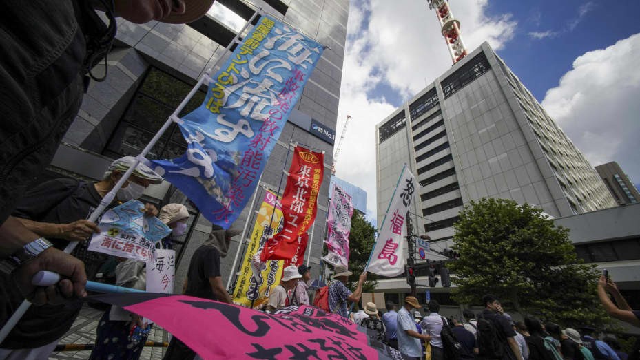 Người biểu tình phản đối kế hoạch xả nước thải đã qua xử lý từ nhà máy điện Fukushima-Daiichi ra biển