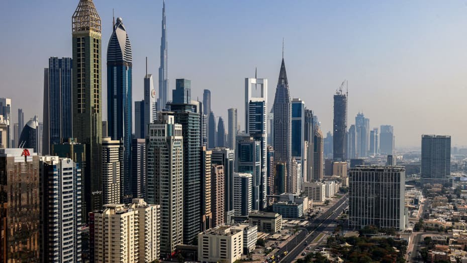 Những tòa tháp cao tầng dọc theo đường Sheikh Zayed trung tâm ở Dubai