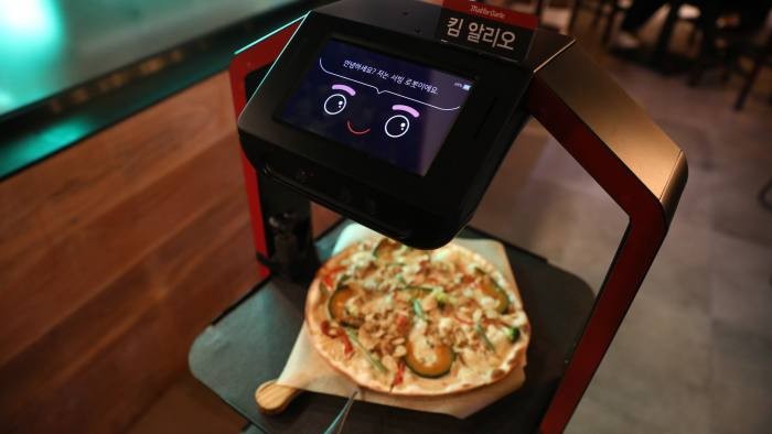 Robot phục vụ tại một nhà hàng Ý ở Seoul, Hàn Quốc