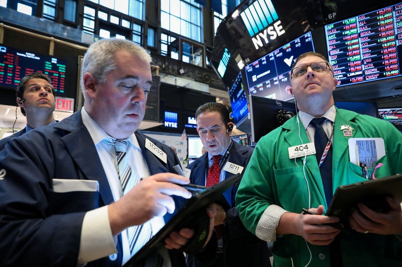 Các trader làm việc tại sàn giao dịch chứng khoán New York (NYSE)
