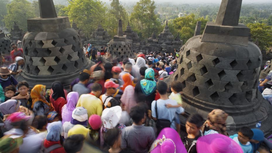 Ngôi đền Borobudur tại Indonesia chật cứng khách du lịch