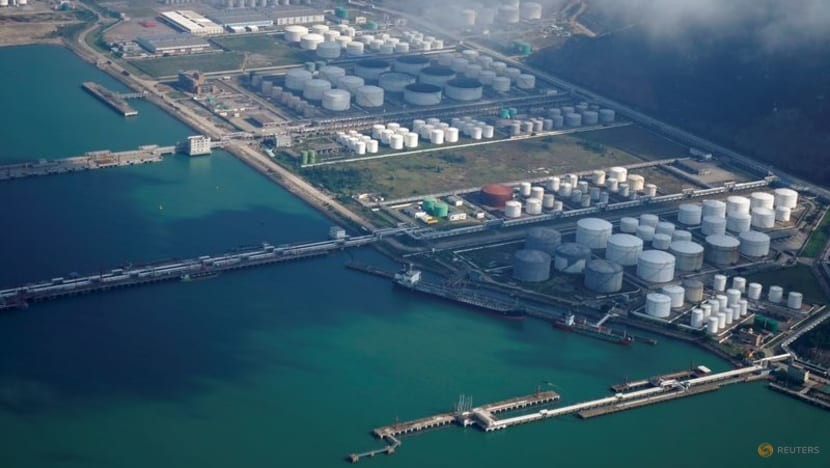 Các thùng dầu và khí đốt tại một kho dự trữ ở cảng Chu Hải, Trung Quốc