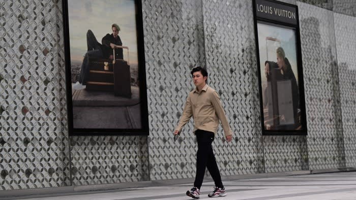 Bên ngoài một cửa hàng Louis Vuitton tại Trung Quốc