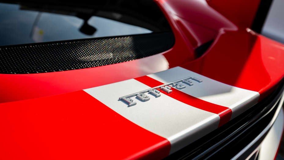 Logo của Ferrari tại Hội chợ Auto e Moto D'Epoca ở Padova, Ý