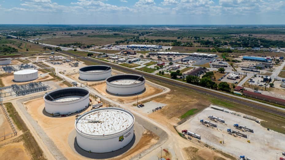Các bể chứa dầu tại trung tâm Cushing ở Oklahoma, Mỹ