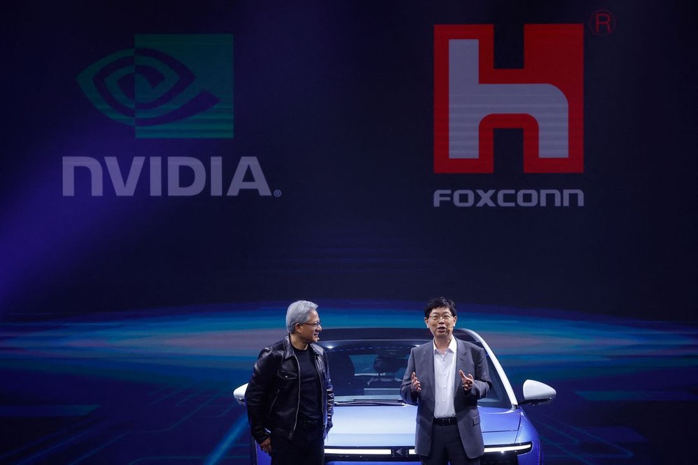 Chủ tịch Foxconn Liu Young-way và Giám đốc điều hành Nvidia Corp Jensen Huang phát biểu trong "Ngày công nghệ" của Foxconn tại Đài Bắc (Đài Loan)