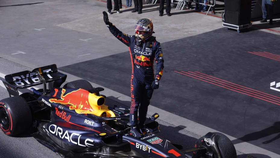 Tay đua Max Verstappen của đội Red Bull ăn mừng sau khi vô địch Grand Prix Brazil vào ngày 5/11/2023