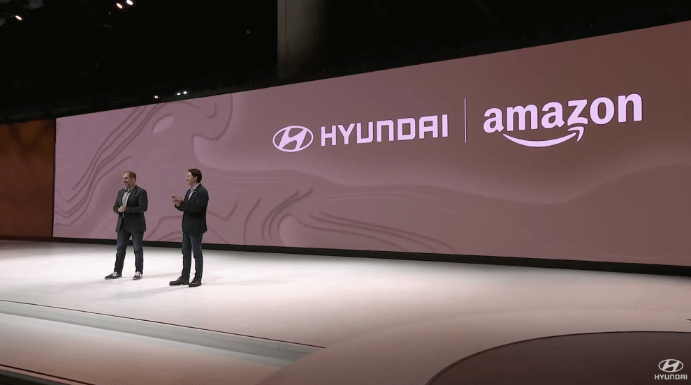Hai đại diện của Amazon và Hyundai tại sự kiện Triển lãm ô tô Los Angeles 2023