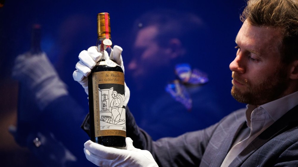 Giám đốc bộ phận rượu của Sotheby's, ông Jonny Fowle giới thiệu chai whiskey Macallan 1926 trong buổi đấu giá