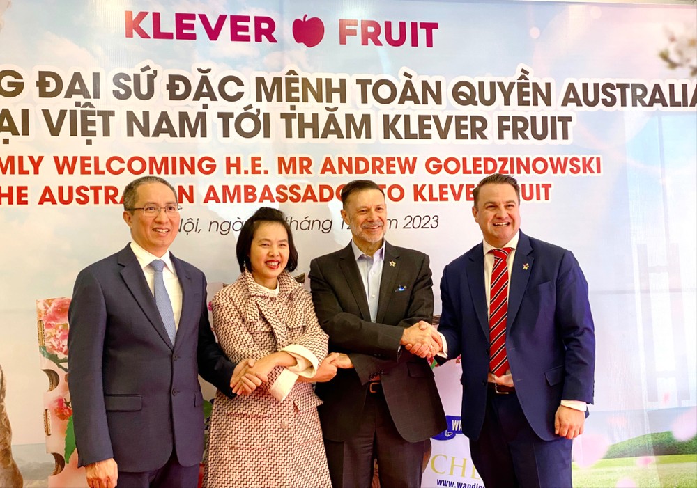 Tổng giám đốc Nguyễn Xuân Hải và đại diện Klever Fruit chụp ảnh kỉ niệm với Đại sứ Australia tại Việt Nam Andrew Goledzinowski và Tham tán Thương mại và Đầu tư Australia tại Việt Nam Christopher Morley