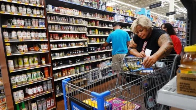 Người dân mua đồ giảm giá trong một siêu thị tại Chicago, Mỹ