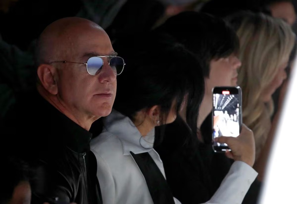 Tỷ phú Jeff Bezos tại show diễn thời trang Thu/Đông 2024 của Dolce&Gabbana tại Ý