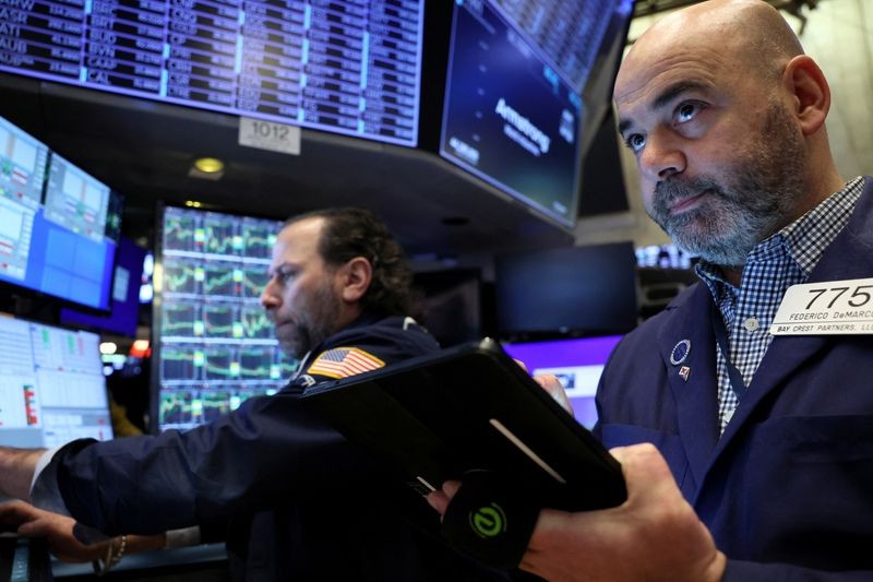 Nasdaq và S&P 500 giảm nhẹ khi nhà đầu tư đổ dồn về cuộc họp của Fed