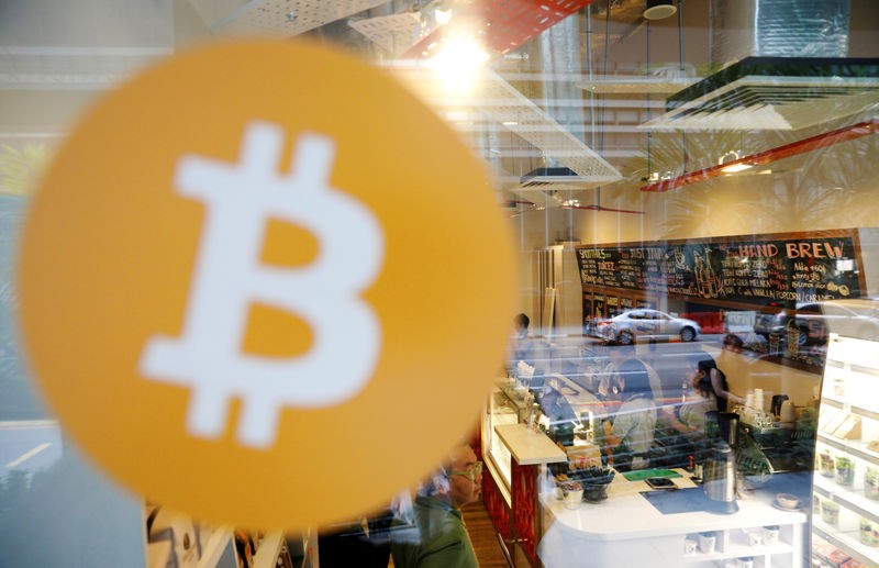 Bitcoin bật trở lại trên mốc 70.000 USD