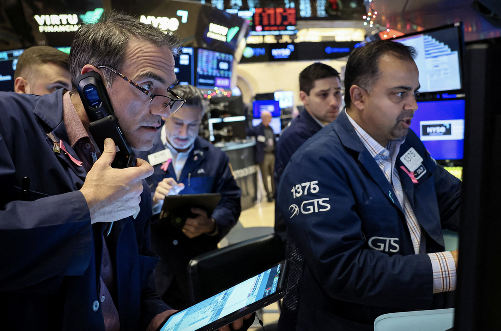 Dow Jones áp sát đỉnh cao lịch sử, giá dầu giảm nhẹ