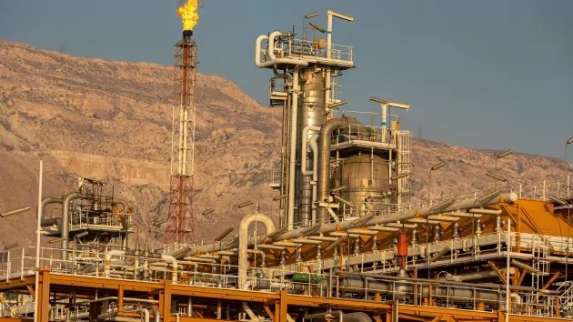 Một nhà máy lọc dầu ở phía bắc Iran