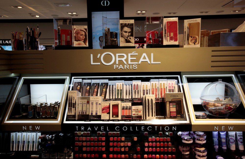 Hưởng lợi từ xu hướng người tiêu dùng ưa chuộng sản phẩm bình dân, doanh số bán hàng của mỹ phẩm L’Oreal tăng mạnh