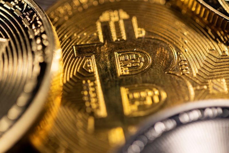 Bitcoin chinh phục lại mốc 62.000 USD
