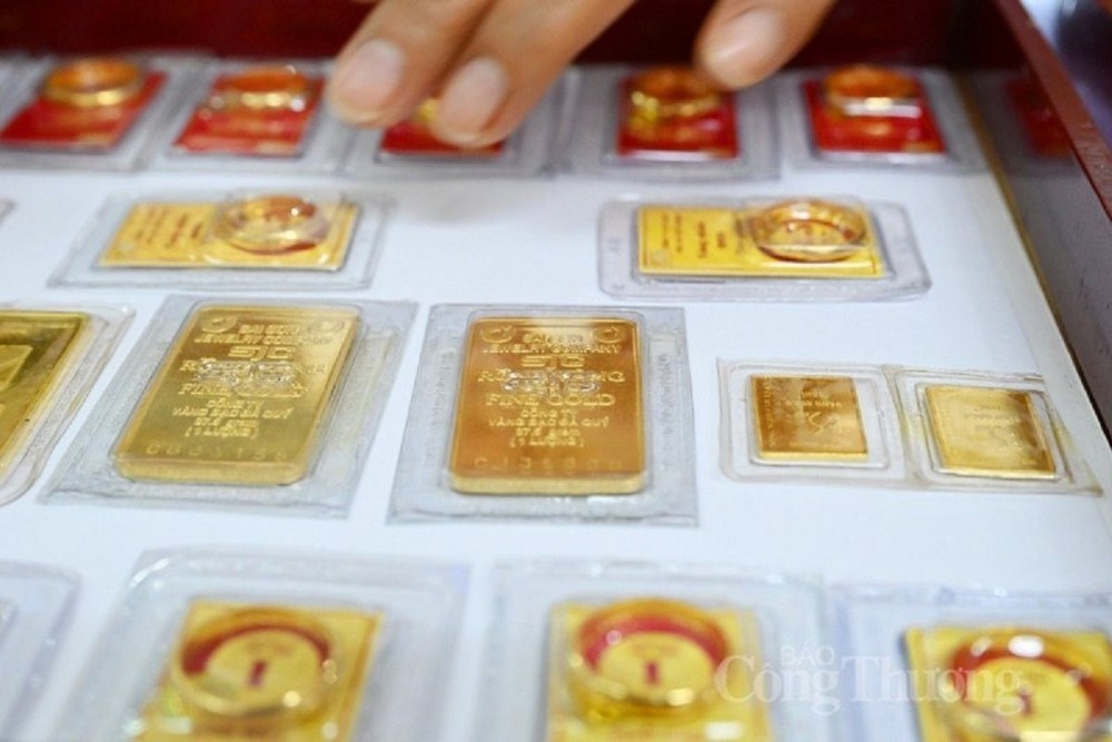 Giá vàng trong nước tiếp tục trượt dốc, chênh lệch thế giới chỉ còn khoảng 7 triệu đồng/lượng