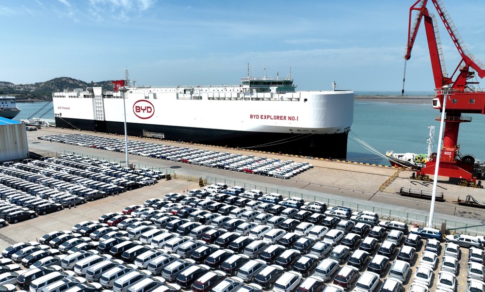 Những lô xe điện đang chờ xuất khẩu tại cảng Liên Vân Cảng, Giang Tô, Trung Quốc