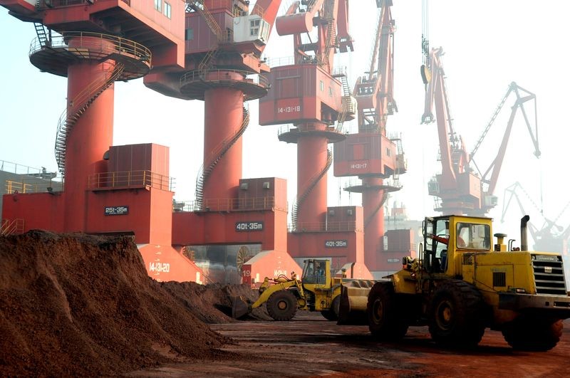 Hoạt động vận chuyển đất chứa các nguyên tố đất hiếm để xuất khẩu tại cảng Lianyungang, tỉnh Giang Tô (Trung Quốc)