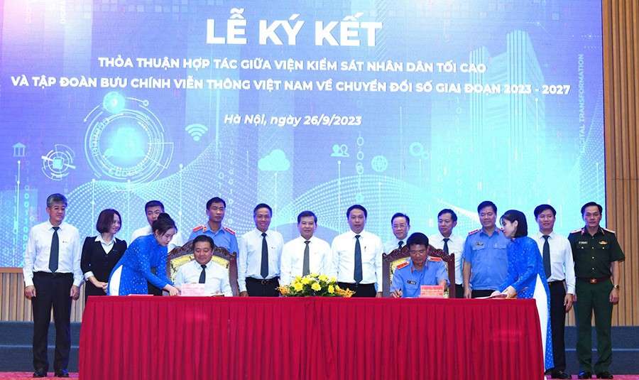 Tổng GĐ Tập đoàn VNPT Huỳnh Quang Liêm và Phó Viện trưởng Thường trực Viện KSND Tối cao Nguyễn Huy Tiến đại diện hai bên ký kết thỏa thuận hợp tác