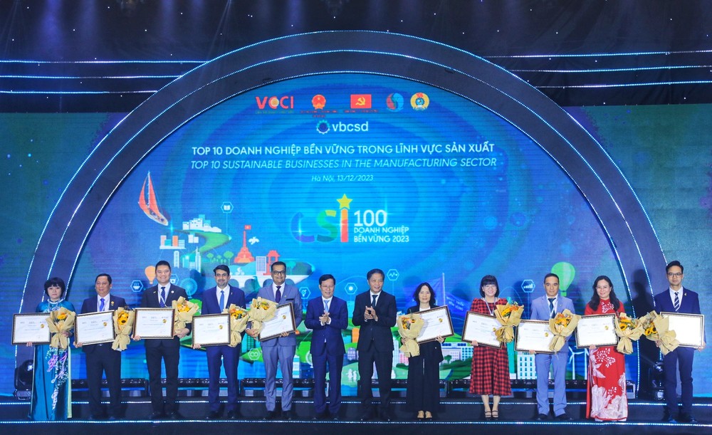 Ông Trần Tuấn Anh, Ủy viên BCT, Trưởng Ban Kinh tế trung ương và ông Phạm Tấn Công, Chủ tịch VCCI cùng Top10 Doanh nghiệp bền vững lĩnh vực sản xuất 2023