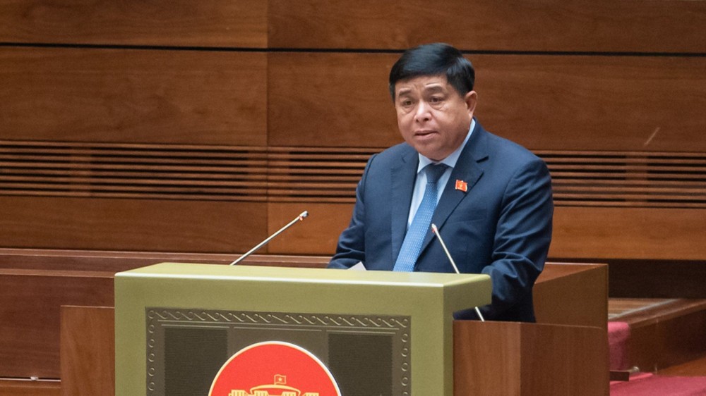 Bộ trưởng Bộ Kế hoạch và Đầu tư Nguyễn Chí Dũng trình bày Tờ trình