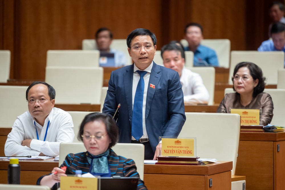 Ông Nguyễn Văn Thắng, Bộ trưởng Bộ Giao thông vận tải trả lời chất vấn