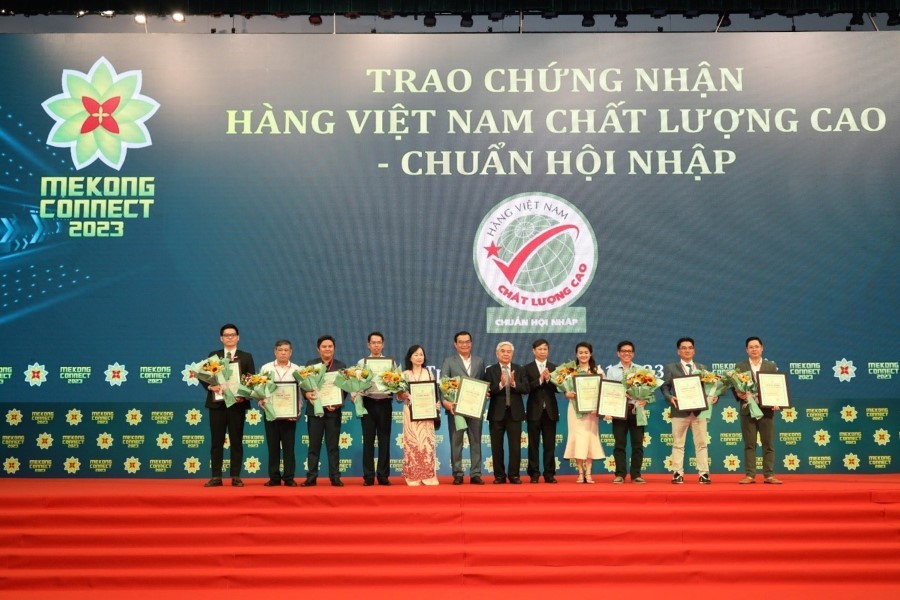 Đại diện Công ty TNHH Nhôm Nam Sung (thứ 4 bên phải) nhận danh hiệu “Hàng Việt Nam chất lượng cao - Chuẩn hội nhập” năm 2023