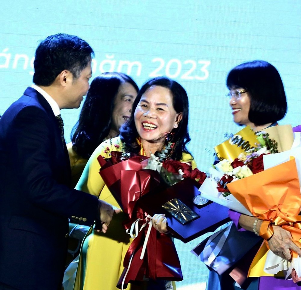 Bà Đinh Thị Mỹ Phượng, Giám đốc Công ty TNHH Quảng Thái nhận giải thưởng Phụ nữ Việt Nam năm 2023