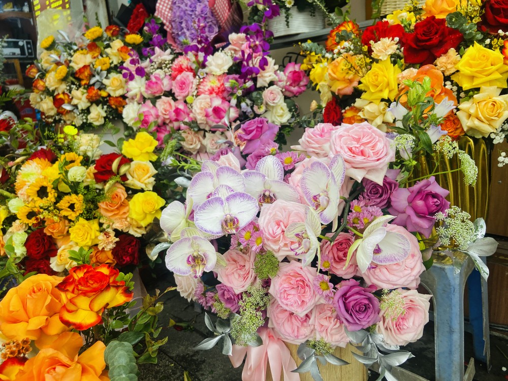 Sức mua kém, giá hoa tươi ngày 8/3 không thể nhích nổi, chỉ loanh quanh 300 nghìn đồng một bó