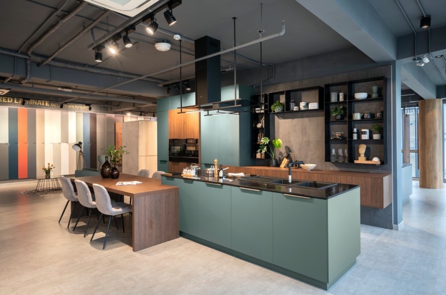 Không gian bếp kết hợp nhiều màu gỗ laminate đơn sắc tại showroom An Cường