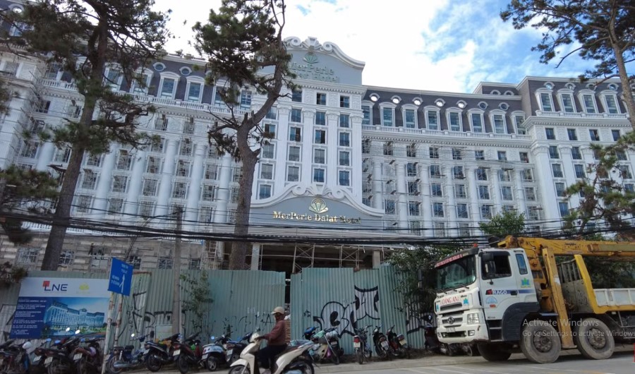 Dự án Merperle Dalat Hotel được điều chỉnh hàng loạt thiết kế khi đã xây xong phần thô và đang trong giai đoạn hoàn thiện