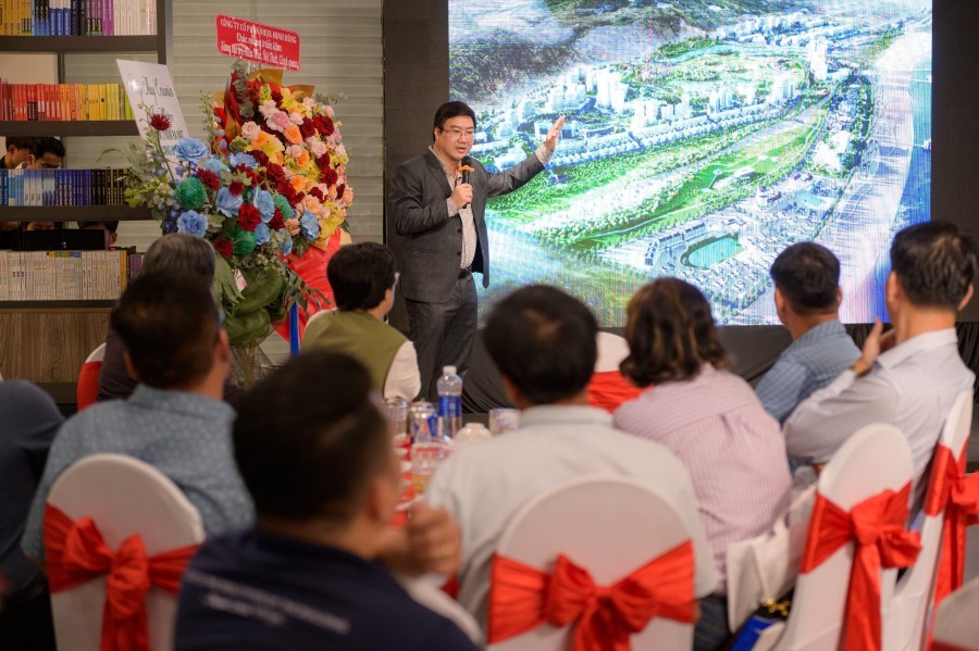 Kiến trúc sư Nguyễn Thu Phong, Chủ tịch kiêm Tổng giám đốc Nhà Vui Group giới thiệu một dự án khu đô thị do Nhà Vui Group thiết kế