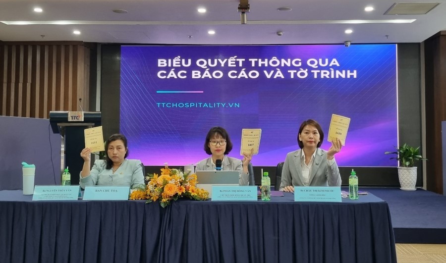 Bà Phan Thị Hồng Vân, Chủ tịch TTC Hospitality (giữa) tại Đại hội cổ đông thường niên của công ty năm 2024