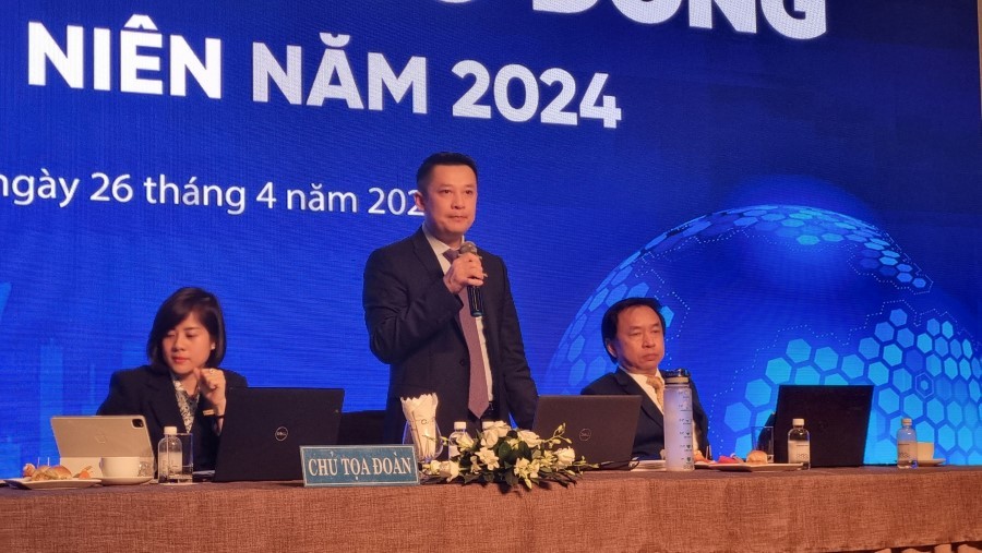 Ông Nguyễn Hoàng Hải, quyền Tổng giám đốc Ngân hàng Eximbank chia sẻ với các cổ đông