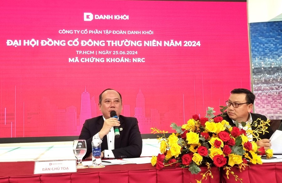 Ông Lê Thống Nhất, Chủ tịch Danh Khôi Group, trả lời các cổ đông chiều 25/6. Ngồi bên cạnh là ông Nguyễn Huy Cường, Tổng giám đốc