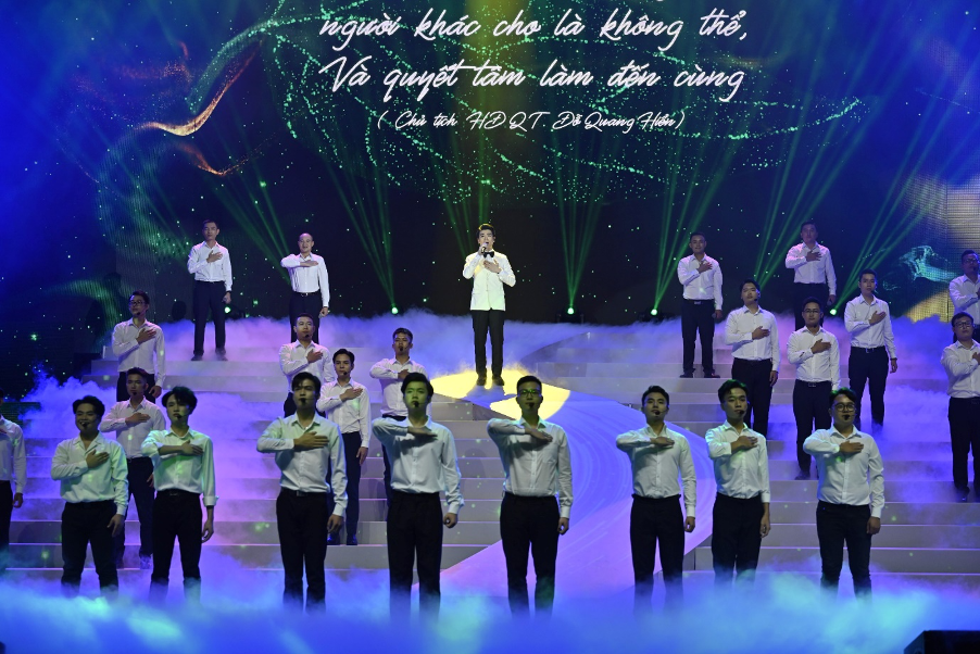 Visual cực đỉnh của Phó Chủ tịch SHB Đỗ Quang Vinh cùng Mashup nhạc đỏ “đốn tim” người xem