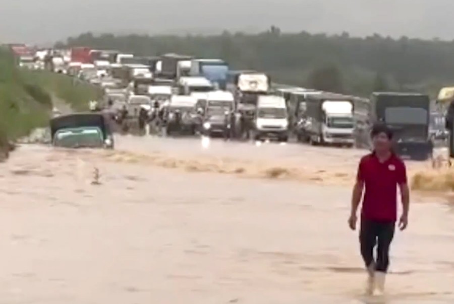 Xe tải bị nước cuốn trên Cao tốc Phan Thiết - Dầu Giây vì mưa lớn gây ngập úng
