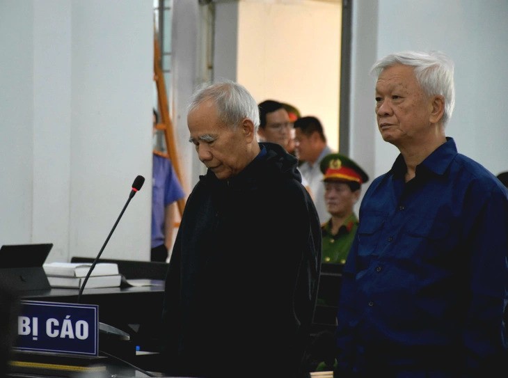 Cựu Chủ tịch tỉnh Nguyễn Chiến Thắng và cựu Phó Chủ tịch tỉnh Đào Công Thiên tại phiên tòa sáng nay
