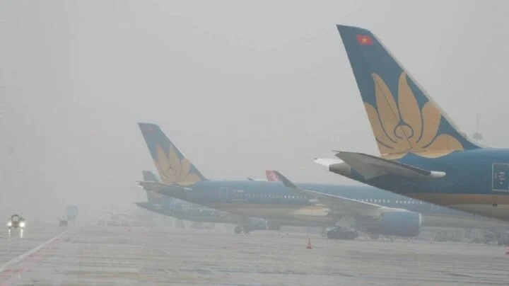 Máy bay tại sân bay Nội Bài không thể cất, hạ cánh do sương mù