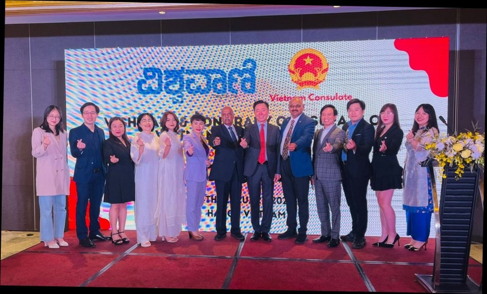 Đoàn doanh nhân trẻ VACOD-HBA chụp ảnh cùng Chủ tịch Phòng Thương mại Ấn Độ Việt Nam Kiran Kumar và Lãnh sự danh dự Việt Nam tại Karnataka Srinivasa Murthy