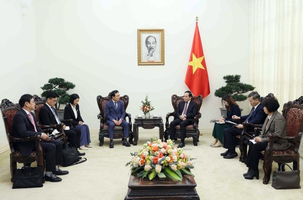 Phó Thủ tướng Trần Lưu Quang tiếp đón Tổng Giám đốc Tổ hợp Samsung Việt Nam Choi Joo Ho 