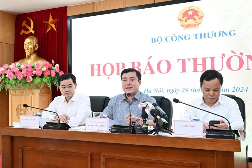Thứ trưởng Bộ Công Thương Nguyễn Sinh Nhật Tân chủ trì họp báo